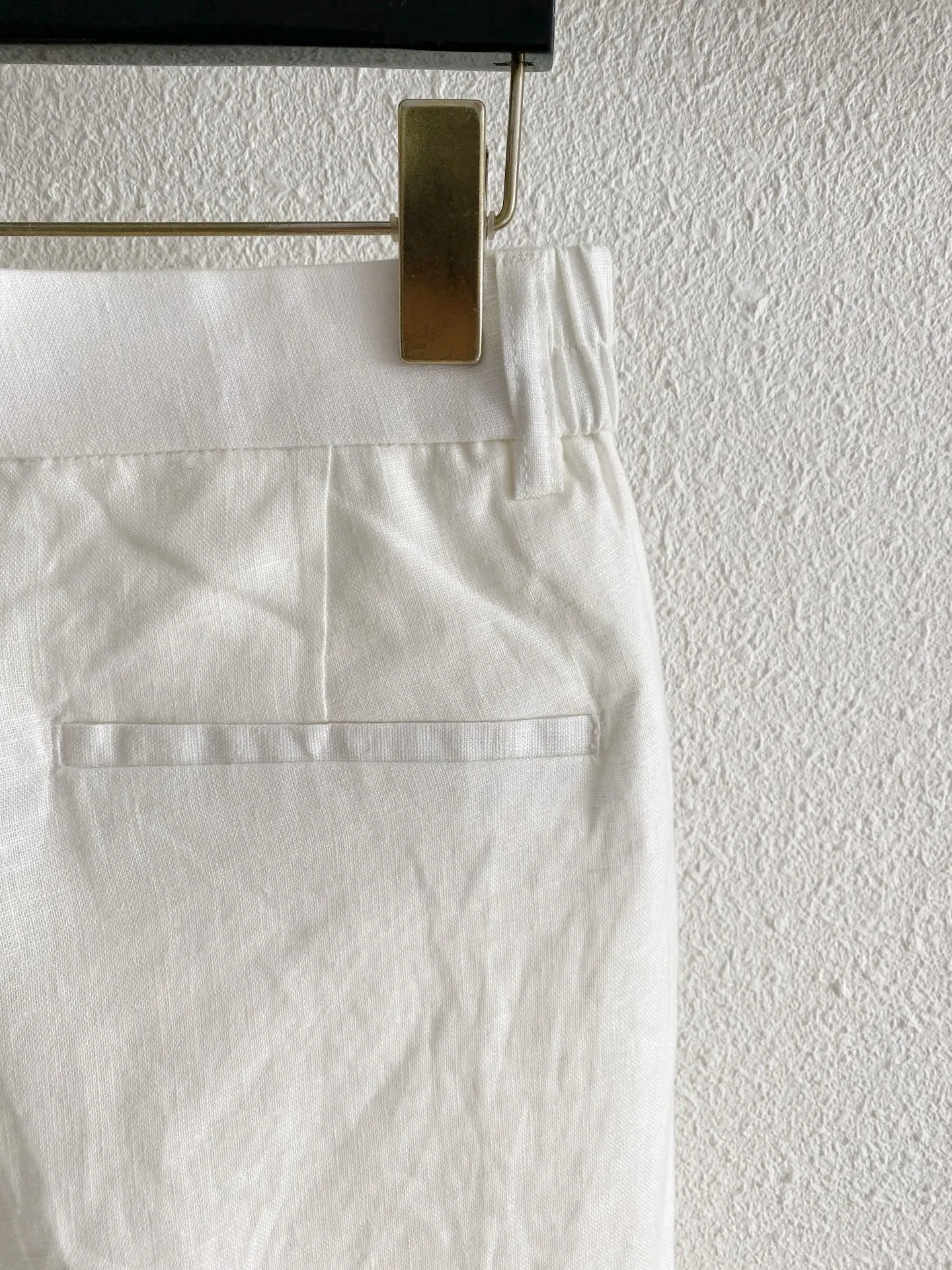 Loro Piana natural linen fabric is breathable and has natural wrinkle texture, making it refreshing and not stuffy to wear in summer. Straight wide-leg version with elasticated waistband, comfortable and tolerant without picking on your leg shape. Simple, relaxed and casual style, available in multiple colors, Versatile for daily commuting, making it easy to create a high-end men's look. Sizes:M-4XL